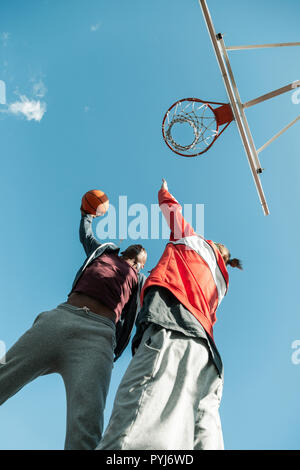 Low angle de nice les jeunes hommes luttant pour la balle Banque D'Images