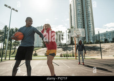 Les jeunes sportifs joyeuse de s'amuser ensemble Banque D'Images