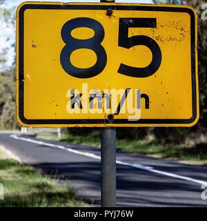 La sécurité d'abord la signalisation routière le long de la route sur l'outback australien aventure. Banque D'Images