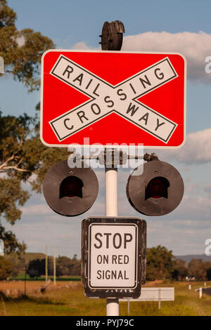 Train ou en fer ou d'un passage à niveau de chemin de fer qui se trouve le long de la route sur un Australian Outback Adventure Banque D'Images