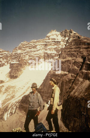 Juillet 1975 - Les randonneurs en Igikpak avant de monter à partir de la partie supérieure de la rivière Roseau Banque D'Images