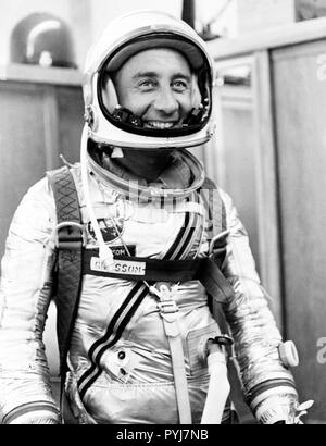 S61-02845 (1961) --- Portrait de l'astronaute Virgil I. Grissom (Gus) dans sa combinaison pressurisée, et porter son casque en Hanger S à Cape Canaveral, Florida avant la mission Mercury-Redstone 4. Banque D'Images
