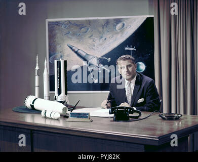 Photo du Marshall Space Flight Center (MSFC) Directeur, Dr Wernher von Braun à son bureau avec moon lander en arrière-plan et de modèles de fusées sur son bureau. Banque D'Images