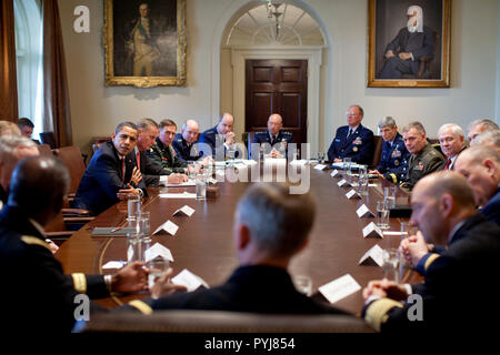 Le président Obama se réunit avec les commandants de combat dans la salle du Cabinet, 3/24/09. Banque D'Images