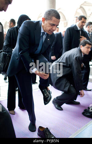 Le président Barack Obama supprime ses chaussures alors qu'il se prépare à visiter la Mosquée Bleue le 7 avril 2009, à Istanbul. Banque D'Images