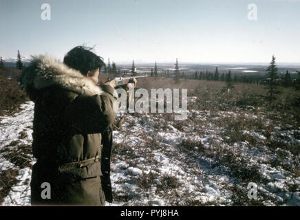 10/7/1972 - Chasseur de caribou, Ambler, Alaska Banque D'Images