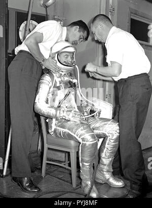 (1960) --- John H. Glenn Jr., l'un des sept astronautes, le mercure a récemment sélectionné participe à un costume en session. Banque D'Images