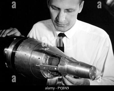 Un chercheur de la National Aeronautics and Space Administration (NASA) Centre de recherche Lewis examine un petit modèle de la capsule Gemini dans les 10- 10 pieds par soufflerie supersonique section test. Banque D'Images