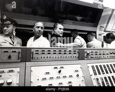 Von Braun dans blockhaus à lancement de Pioneer IV, 3/3/59. De G à D :/ non identifiés. Kurt-Dr,Debus/ Von Braun/ Le Général Medaris,John/ T0. Le général Barclay,John Banque D'Images