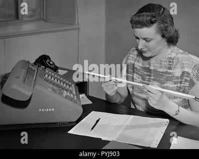 Une femelle ordinateur au National Advisory Committee for Aeronautics (NACA) Lewis Flight Propulsion Laboratory avec la règle et l'ajout de Friden machine à faire des calculs. Banque D'Images