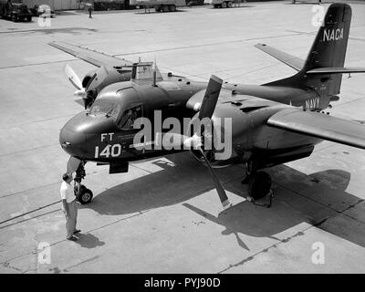 Le CCNTA Lewis Flight Propulsion Laboratory a acquis le Grumman Tracker S2F-1 de la Marine en 1955 pour l'étude de l'instrumentation de givrage. Banque D'Images