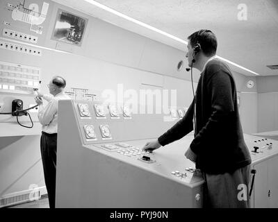 Les ingénieurs de test d'allumage du moteur un moniteur à partir de la salle de contrôle de l'installation d'essai de moteur de fusée à la National Advisory Committee for Aeronautics (NACA) Lewis Flight Propulsion Laboratory. Banque D'Images