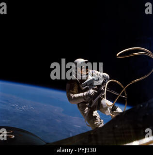 Juin 1965) --- L'astronaute Edward H. White II, pilote sur les vols habités, 4 Gemini-Titan est illustré au cours de sa sortie de l'engin spatial. Banque D'Images