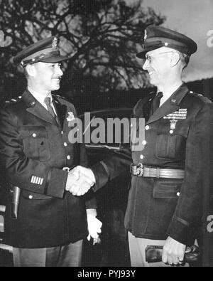 Général Medaris, (à gauche) qui était un commandant de l'Armée de Ballistic Missile Agency (ABMA) dans la région de Redstone Arsenal, New York, au cours de 1955 à 1958, serre la main avec le Major général Holger Toftoy (à droite) ca. 1950 Banque D'Images