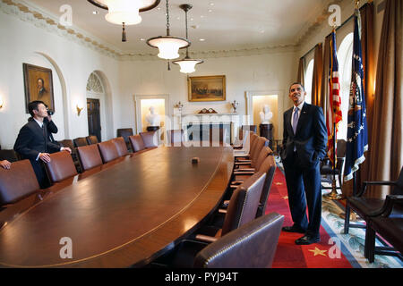 Le président Barack Obama sondages la salle du Cabinet avec les membres de la famille tout en visitant la Maison Blanche sur son premier jour dans le bureau. 1/21/09 Banque D'Images