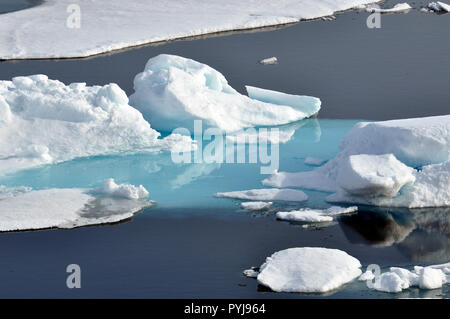 La glace est poussée à l'opposé de la coque du garde-côte de Healy 12 août 2009. Banque D'Images