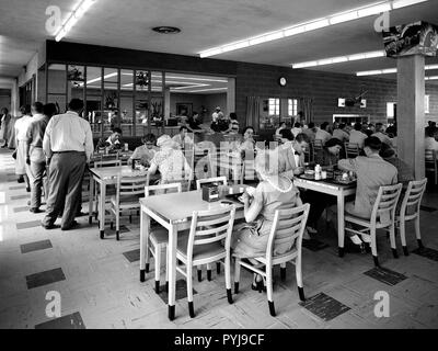 Les membres du personnel de la NACA la queue dans la cafétéria du laboratoire de propulsion Vol Lewis en août 1952. Banque D'Images