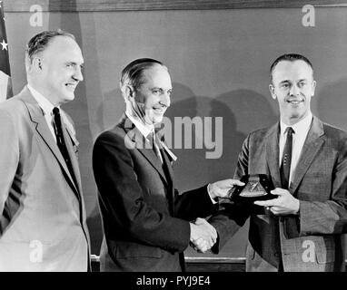 (1) Octobre 1961 --- L'astronaute Alan B. Shepard Jr. (à droite) reçoit une plaque et décerné par les membres de la British Rocket Society. Banque D'Images