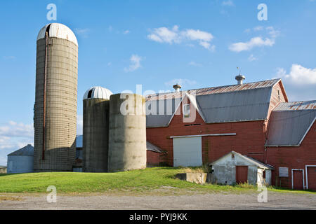 Grange rurale et silos de la péninsule du Niagara en Ontario, Canada. Banque D'Images