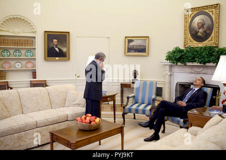 Le président Barack Obama repose sa tête sur sa chaise alors que Chef de cabinet Rahm Emanuel sur téléphone cellulaire dans le bureau ovale 2/11/09. Banque D'Images