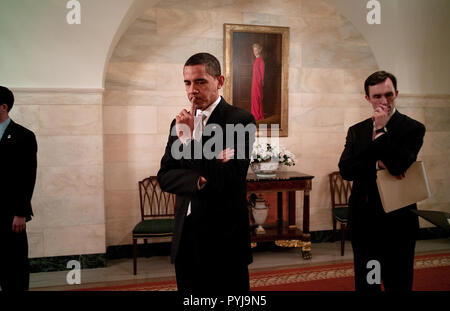 Le président Barack Obama reflète tout en se tenant dans le couloir du rez-de-chaussée de la Maison Blanche, avant d'aborder la presse au sujet des services financiers 25/02/09. Banque D'Images