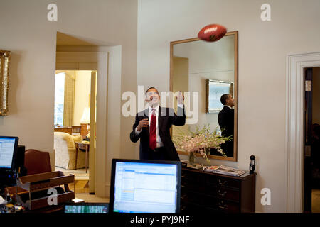 Le président Barack Obama joue avec un ballon de football dans l'Oval Office 3/4/09. Banque D'Images