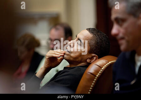 Le président Obama reflète au cours d'une réunion avec les conseillers économiques dans la Roosevelt Room. Il est assis entre Conseiller principal David Axelrod et Chef de cabinet Rahm Emanuel , droite. 3/15/09. Banque D'Images