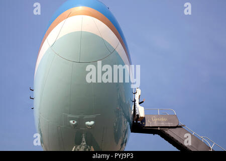 Le président Barack Obama comme il monte à l'Air Force One à l'Aéroport International de Dulles en dehors de Washington, D.C., pour le vol à destination de l'Aéroport International King Khalid à Riyad, en Arabie Saoudite, le 2 juin 2009. Air Force One est écarté de Dulles au lieu d'Andrews Air Force Base, comme il avait besoin d'une piste plus longue en raison de la charge de carburant nécessaire pour faire le voyage sans escale. Banque D'Images