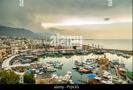 Kirenia centre historique de la ville, vue sur marina avec des yachts et bateaux, Chypre du Nord Banque D'Images