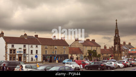 Un ciel couvert sur place du marché Helmsley dans le North Yorkshire UK Banque D'Images