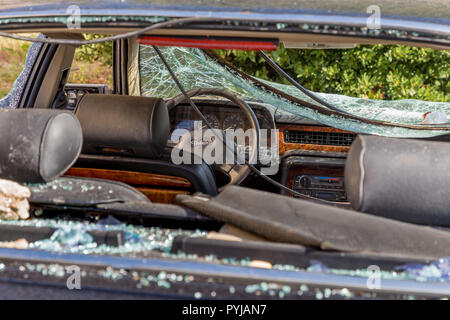 Voir à travers le verre brisé de Daimler Six/Jaguar XJR Banque D'Images