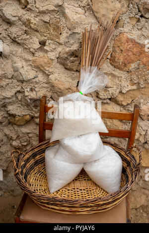 Des sacs de sel dans un panier à vendre à Marsalforn Gozo près de salines ou salinas. L'espace pour le texte vertical. Banque D'Images