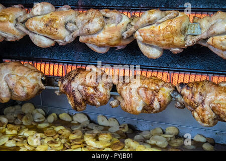 Poulets,poulet,être rôti,,avec,nan,pommes de terre, d'être cuite,de,frites,des gouttes de jus,jus,,Espéraza,dimanche,Aude,France,de,France,French,food Banque D'Images