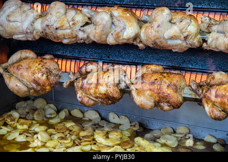 Poulets,poulet,être rôti,,avec,nan,pommes de terre, d'être cuite,de,frites,des gouttes de jus,jus,,Espéraza,dimanche,Aude,France,de,France,French,food Banque D'Images