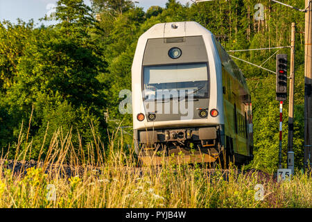 Locomotive électrique passant la nature tchèque. Un train qui traverse la vallée verte. Le transport ferroviaire en République tchèque. Une journée ensoleillée sur le Banque D'Images