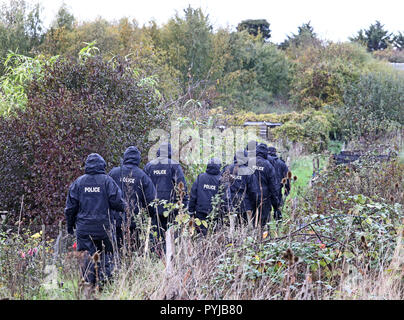 Les agents de police à l'œuvre dans Longfield près de New Ash Green dans le Kent, alors que l'enquête se poursuit dans la disparition de maman-de-cinq Sarah Wellgreen qui n'a pas été vu depuis le 9 octobre. Banque D'Images