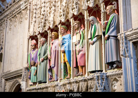 Des statues aux couleurs vives des martyrs, sculptée par Rory Young en nef médiévale écran. L'Abbaye de St Albans, Hertfordshire, Angleterre Banque D'Images