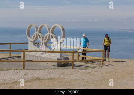 Les touristes à Portland Bill, Dorset, UK. 06Th Août, 2018. Météo britannique. Les touristes profiter du beau temps à l'Île de Portland, dans le Dorset. Banque D'Images