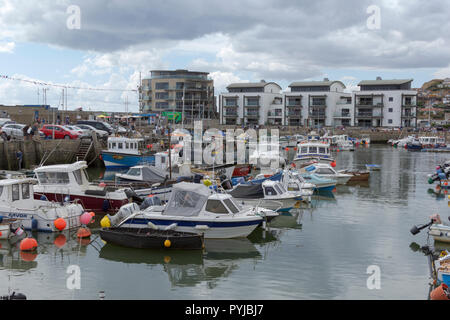 Les touristes à West Bay, Dorset, UK. 09 août, 2018. Météo britannique. Les touristes profiter de la météo à West Bay, Dorset. Banque D'Images