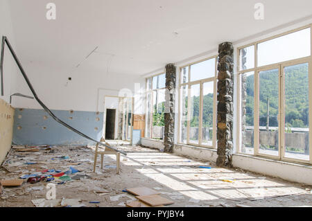 Scène lumineuse d'un ancien restaurant - salle vide et abandonné avec l'ordure qui brille dans la lumière du matin Banque D'Images