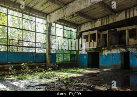 Hall industriel abandonné avec photo manipulation - incroyable de textures et de couleurs Banque D'Images