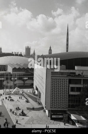 Milieu des années 1950, à l'histoire, vue de dessus de la rive sud du centre, Londres, Royal Festival Hall, un Karl Ulrich Schnabel récital de piano ayant lieu à la salle. Les chambres du Parlement britannique peut être vu dans la distance. Banque D'Images