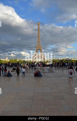 Visitez la Tour Eiffel ou la Tour Eiffel au départ de l'Esplanade du Trocadéro avec les touristes. Paris, France, août 2018. Banque D'Images