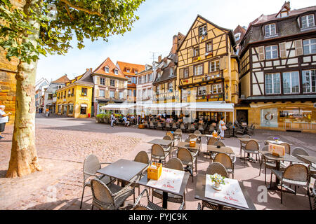 COLMAR, FRANCE - 10 septembre 2017 Cityscaspe : vue sur la vieille ville avec de belles maisons à colombages et rues bondées à Colmar, ville française célèbre en Alsace Banque D'Images