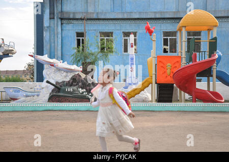 09/01/2018, Chongjin, North-Korea : happy kid sur une aire très typique dans les écoles et les jardins d'en Corée du Nord, y compris les chars, avions de chasse un Banque D'Images