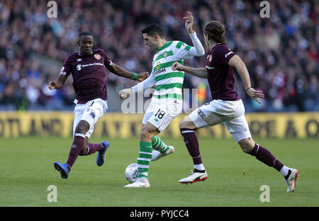 Coeur de Midlothian's Arnaud Djoum et Peter Haring (à droite) bataille pour le bal avec Tom du Celtic Rogic (2R) au cours de la demi-finale de la Coupe du Betfred match à BT stade Murrayfield, Edinburgh. Banque D'Images