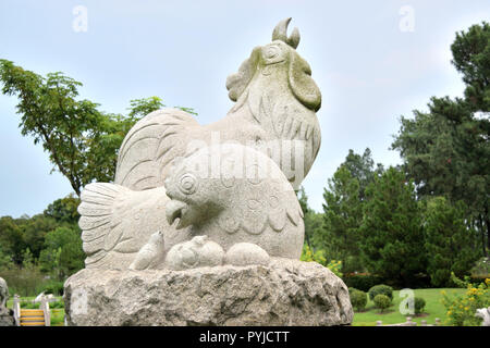 Singapour - 28 octobre 2018 : sculpture représentant le signe du coq dans le calendrier chinois Banque D'Images