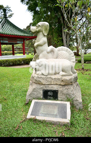 Singapour - 28 octobre 2018 : sculpture représentant le signe du chien dans le calendrier chinois Banque D'Images