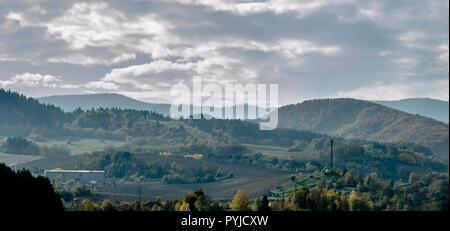 Vue imprenable sur la montagne à partir de la Slovaquie - forêt et ferme à l'automne autour de matin, dans le premier soleil, peu vue brumeuse Banque D'Images