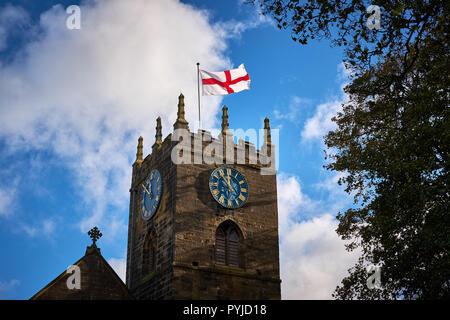 St Michael and All Angels' Church à Haworth, West Yorkshire battant pavillon de Saint George le drapeau national de l'Angleterre. Banque D'Images